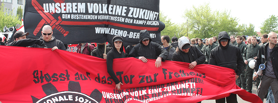 Rechtsradikale Nationale Sozialisten bei einer Kundgebung zum 1. Mai 2010 in Berlin.