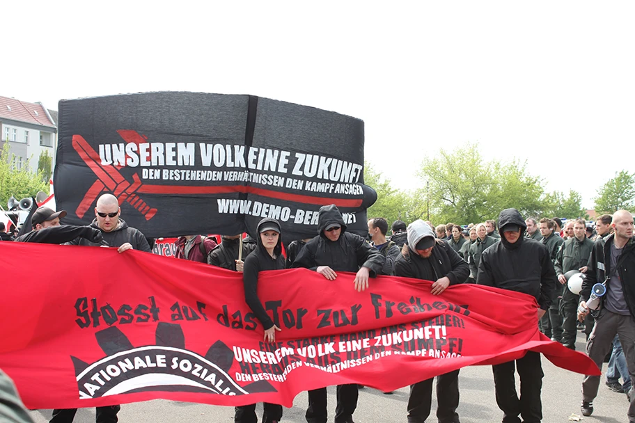 Rechtsradikale Nationale Sozialisten bei einer Kundgebung zum 1. Mai 2010 in Berlin.