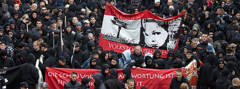 Autonome Nationalisten bei einer Demonstration am 17. Oktober 2009 in Leipzig.