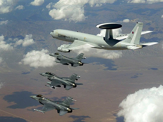 Eine in Luxenburg registrierte E-3 AWACS der NATO die mit drei Kampflugzeugen des Types F-16 Fighting Falcon der amerikanischen Luftwaffe in einer NATO-Übung fliegen.