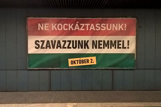 «Die grösste Welle rassistischer Staatspropaganda seit dem Ende des Zweiten Weltkrieges.» Wahlpropaganda der Fidesz für die Annahme des Referendum in einem Wohngebiet von Zichyújfalu, 17. September 2016.