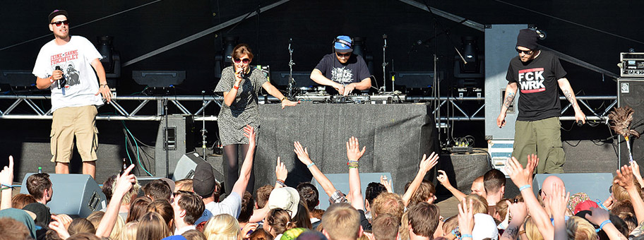 Neonschwarz beim Wilwarin Festival 2014.