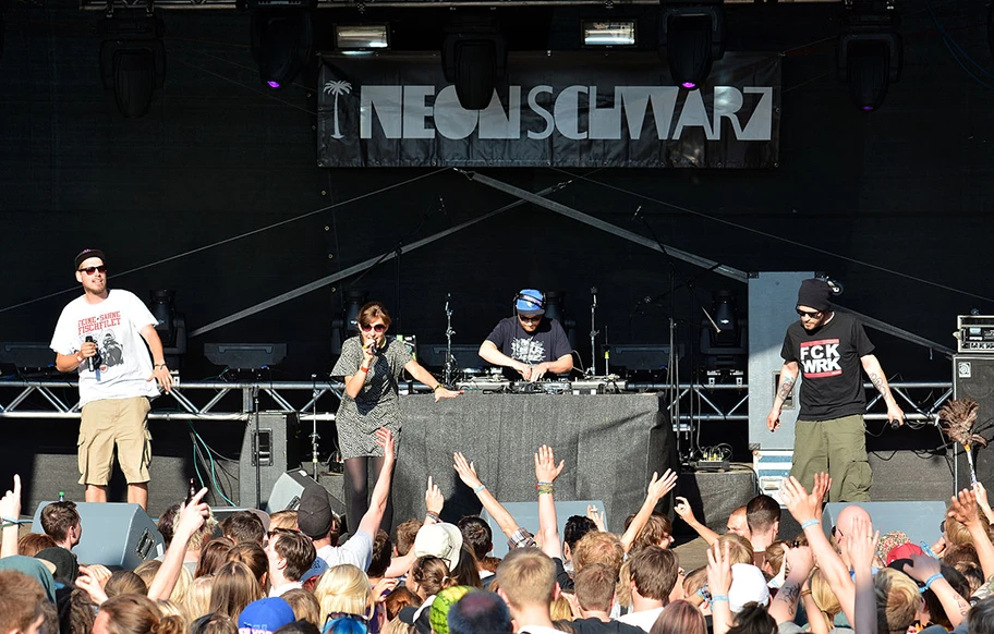 Neonschwarz beim Wilwarin Festival 2014.