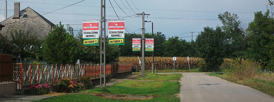 «Die grösste Welle rassistischer Staatspropaganda seit dem Ende des Zweiten Weltkrieges.» Wahlpropaganda der Fidesz für die Annahme des Referendum in einem Wohngebiet von Zichyújfalu, 17. September 2016.