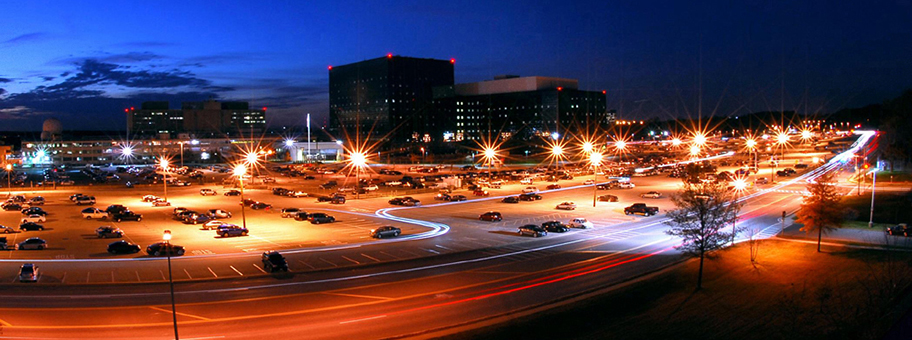 Hier schläft keiner - Hauptquartier der National Security Agency (NSA) in Fort Meade, Maryland, bei Nacht.