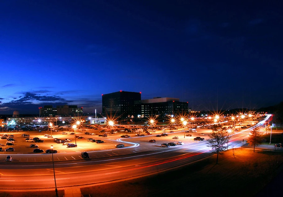 Hier schläft keiner - Hauptquartier der National Security Agency (NSA) in Fort Meade, Maryland, bei Nacht.