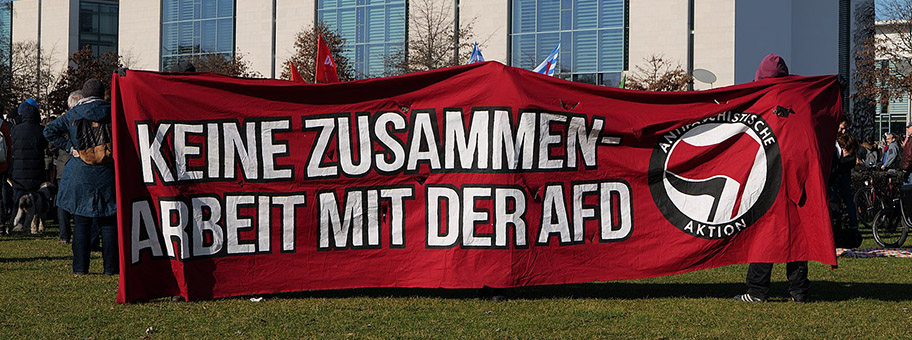 Kundgebung unter dem Motto „Kein Schritt nach rechts – #nichtmituns!“ gegen die Kooperation von FDP und CDU mit der AfD in Thüringen und für den Rücktritt des Thüringer Ministerpräsidenten Kemmerich am 8. Februar 2020 auf dem Platz der Republik.