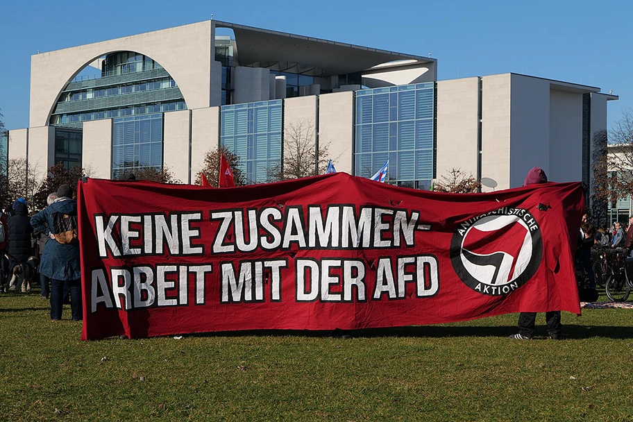 Kundgebung unter dem Motto „Kein Schritt nach rechts – #nichtmituns!“ gegen die Kooperation von FDP und CDU mit der AfD in Thüringen und für den Rücktritt des Thüringer Ministerpräsidenten Kemmerich am 8. Februar 2020 auf dem Platz der Republik.