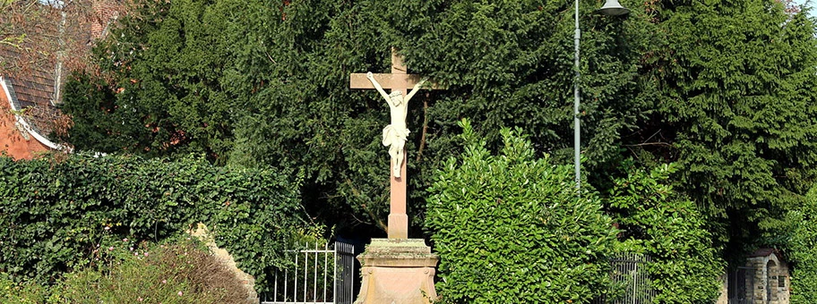 Niederwalluf, Rheingau: Wegkreuz an der Schönen Aussicht Ecke Hohlweg von 1762.