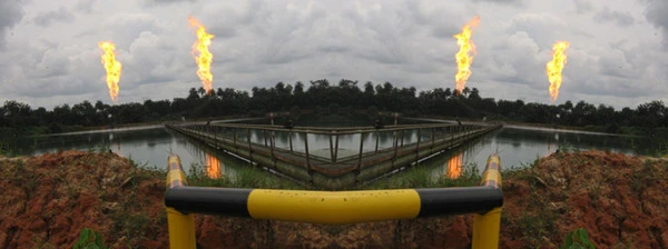 Ölgewinnung im Niger-Delta, Oktober 2013. Allein in Nigeria sind über die letzten 50 Jahre schätzungsweise 400 Milliarden US-Dollar in dunkle Kanäle abgeflossen.