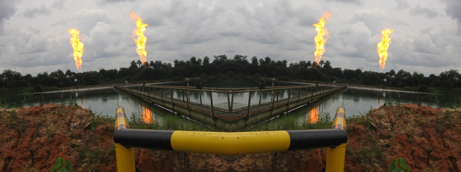Ölgewinnung im Niger-Delta, Oktober 2013. Allein in Nigeria sind über die letzten 50 Jahre schätzungsweise 400 Milliarden US-Dollar in dunkle Kanäle abgeflossen.