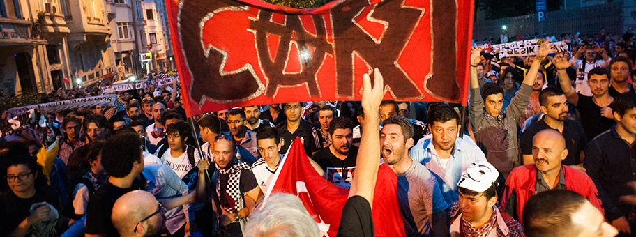 Demonstration in Istanbul mit Transparent der Çarşı-Gruppierung, den Ultras von Beşiktaş.