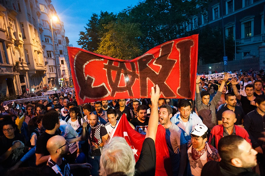 Demonstration in Istanbul mit Transparent der Çarşı-Gruppierung, den Ultras von Beşiktaş.