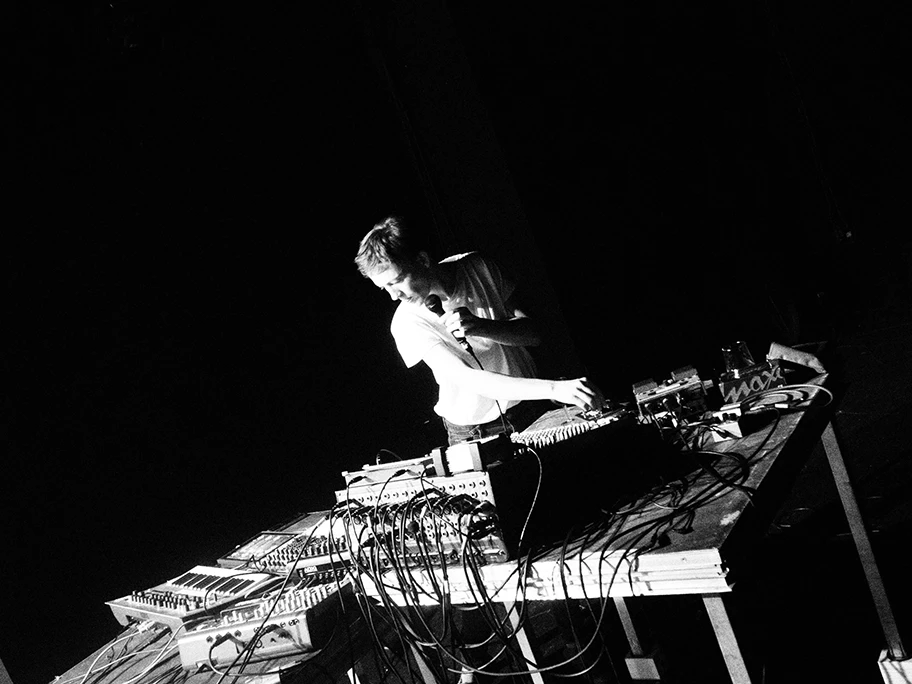 Beeinflusst von Musique Concrète und den Aussenrändern elektronischer Musik, spielt Nika Breithaupt alias Nika Son mit modifizierten und fragmentierten Fieldrecordings.