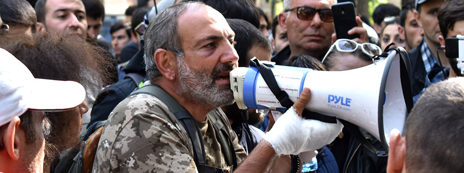 Der Politiker und Journalist Nikol Paschinjan bei den Protesten in Armenien, April 2018.