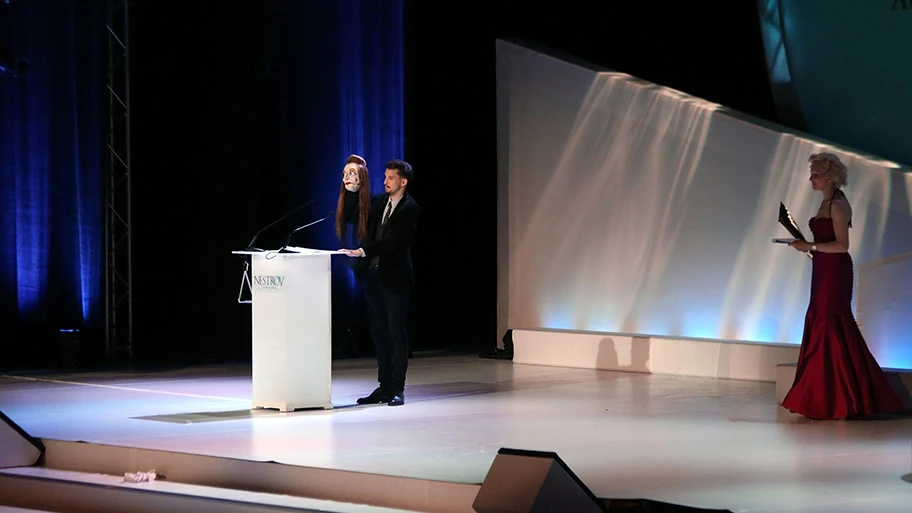 Elfriede Jelineks Rede als Gewinnerin des Nestroy-Theaterpreis (Bestes Stück – Autorenpreis), zuvor aufgezeichnet, wird von Nikolaus Habjan mit der Elfriede-Jelinek-Handpuppe aus „Schatten (Eurydike sagt)“ am 4. November 2013 vorgetragen.