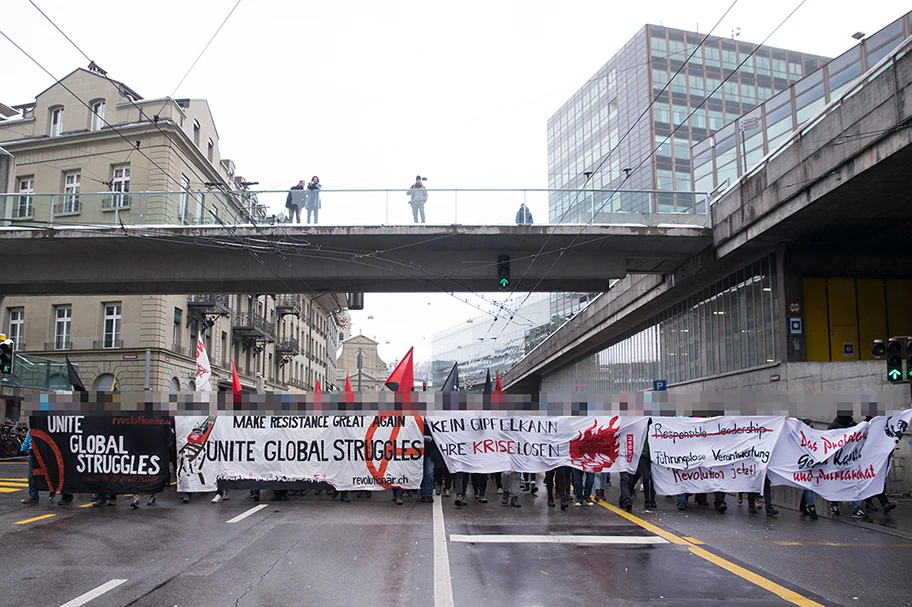 Start in den diesjährigen Gipfelprotest gegen WEF und G20. Anti WEF-Demo in Bern am 14.1.2017.