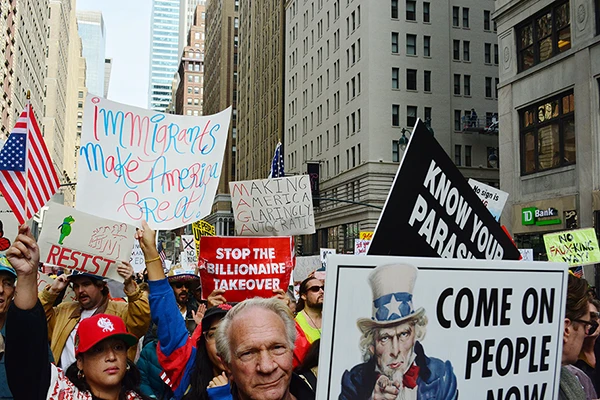 Blick nach Norden auf die Seventh Avenue in Manhattan, New York, von knapp unterhalb der 36th Street, während der Marsch der „No Kings“-Demonstranten gegen Donald Trump in Richtung Innenstadt zieht, 18. Oktober 2025.