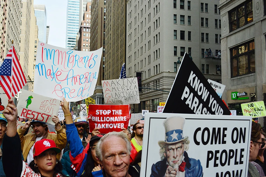 Blick nach Norden auf die Seventh Avenue in Manhattan, New York, von knapp unterhalb der 36th Street, während der Marsch der „No Kings“-Demonstranten gegen Donald Trump in Richtung Innenstadt zieht, 18. Oktober 2025.