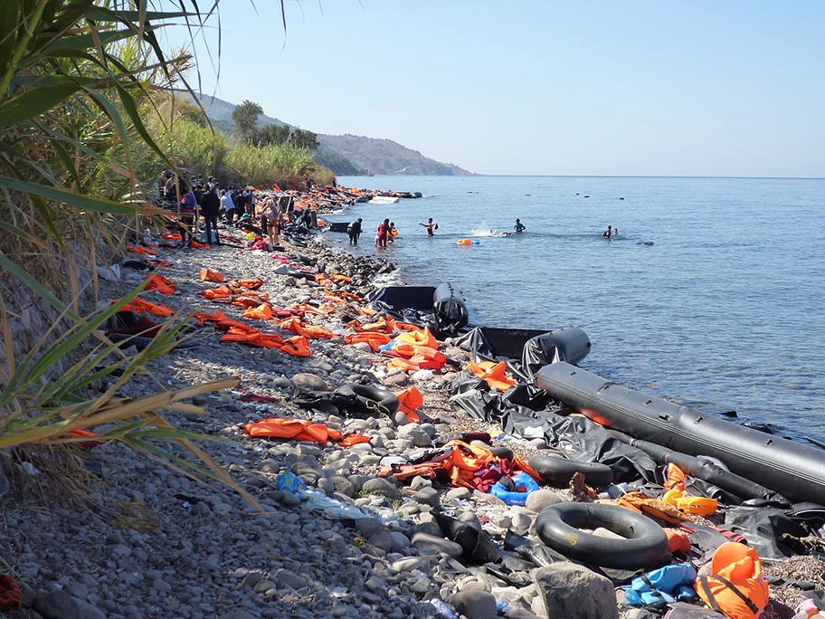 Blick auf die Nordküste von Lesbos zwischen den Ortschaften Molivos und Sykaminia. Der Küstenstreifen ist voll von Schwimmwesten und Flüchtlingsbooten. Die Aufnahme stammt vom September 2015.