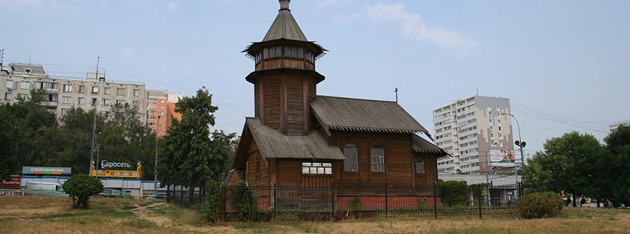 Holzkapelle der Gottesmutter-Ikone „Lindere meinen Kummer“. Stadtteil Nord-Medwedkowo, Moskau.