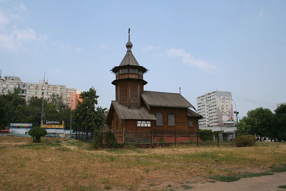 Holzkapelle der Gottesmutter-Ikone „Lindere meinen Kummer“. Stadtteil Nord-Medwedkowo, Moskau.