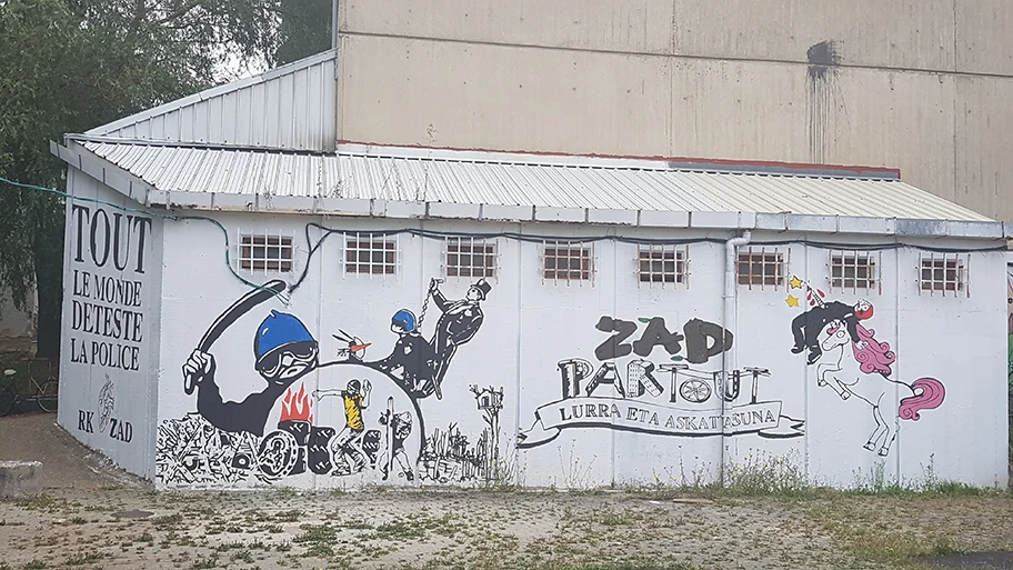 Solidarität mit dem Widerstand in Notre-Dame-des-Landes. Wandbild im Baskenland.