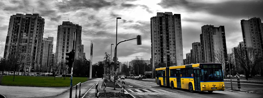 Öffentlicher Bus in der Vorstadt von Belgrad, Serbien.