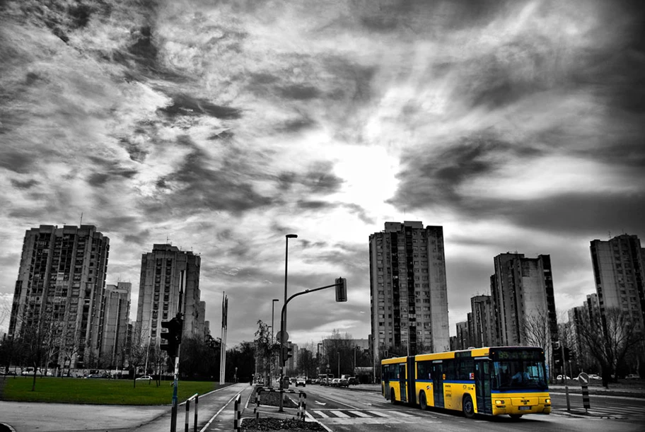 Öffentlicher Bus in der Vorstadt von Belgrad, Serbien.