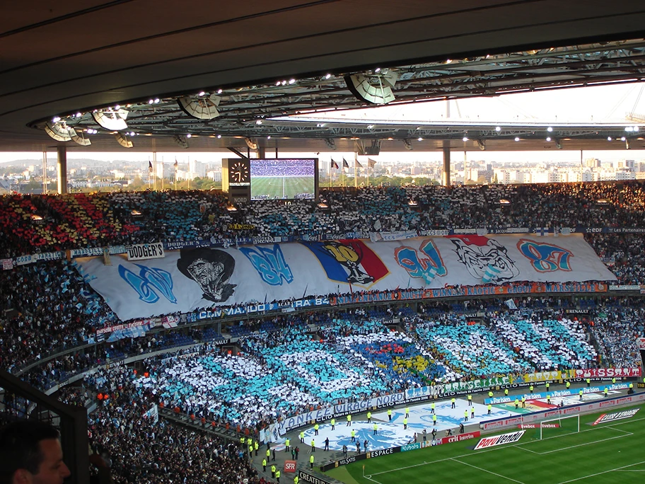 Ultras von Olympique Marseille beim Cupfinal von 2006 gegen Paris St. Germain.