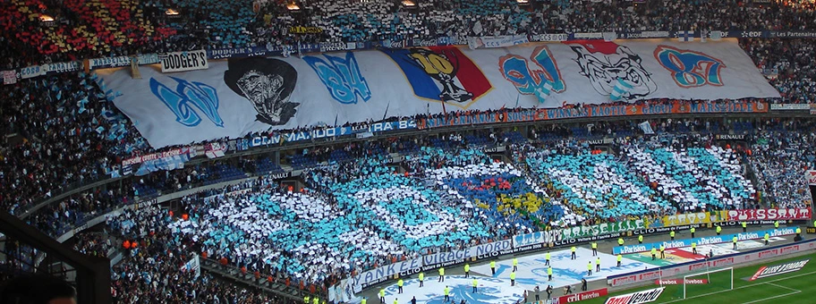 Ultras von Olympique Marseille im Cupfinal von 2006 gegen Paris St. Germain.