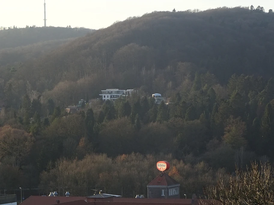 Bild von der Konzernzentrale von Oetker in Bielefeld von der Sparrenburg aus fotografiert, Dezember 2020.