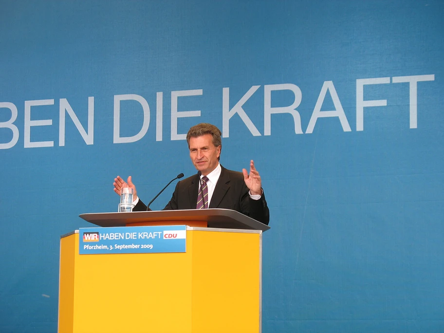 Ministerpräsident Günther Oettinger bei einer Rede.