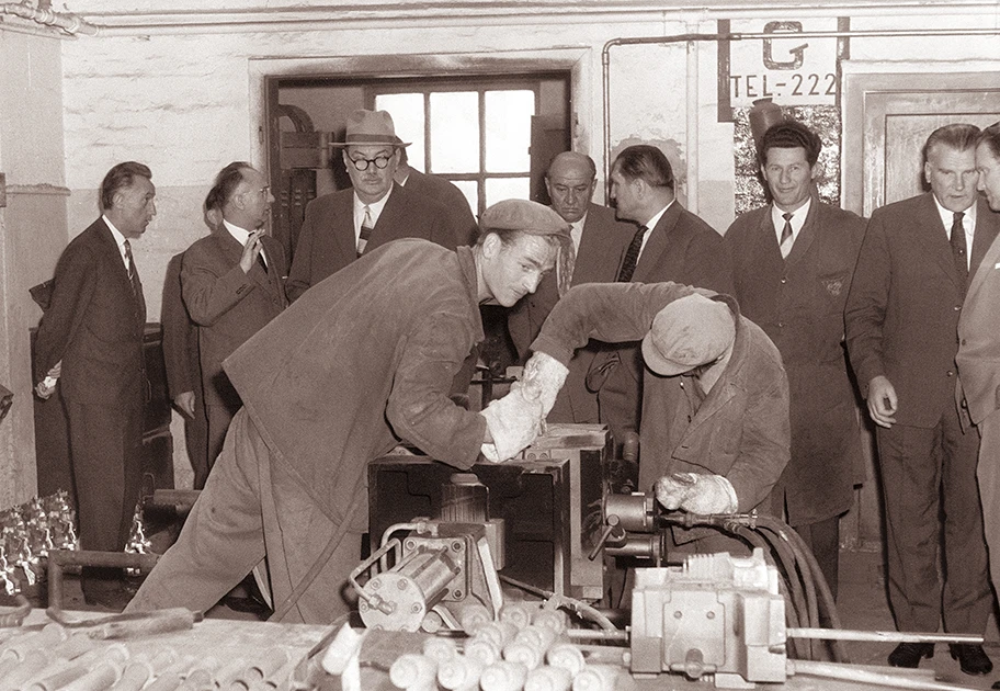 Arbeiter in der TAM-Fabrik bei Maribor, Mai 1961.