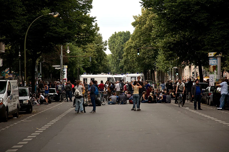 «Abendspaziergang» rund um das Sperrgebiet der Gerhart Hauptmann Schule an der Ohlauer Strasse in Berlin Kreuzberg, Juni 2014.