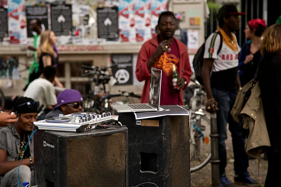 Migranten in der ehemaligen Gerhart Hauptmann Schule an der Ohlauer Strasse in Berlin Kreuzberg, Juni 2014.