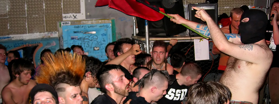 Oi Polloi live in 2006.