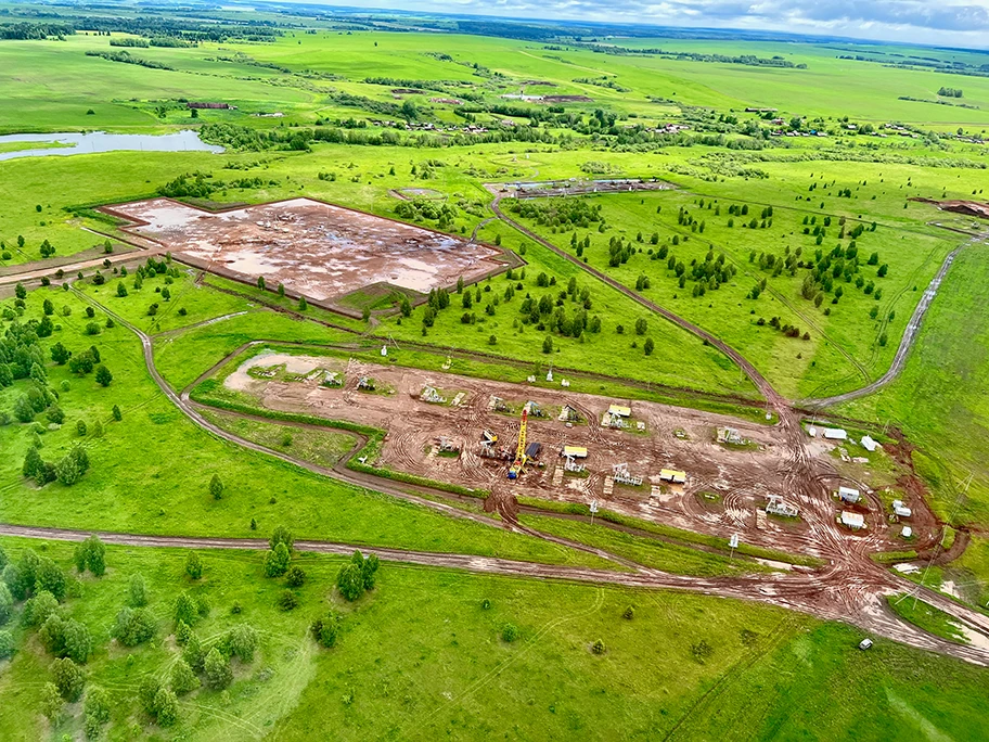 Öl-Quelle in Bashkortostan, Russland, Juni 2022.