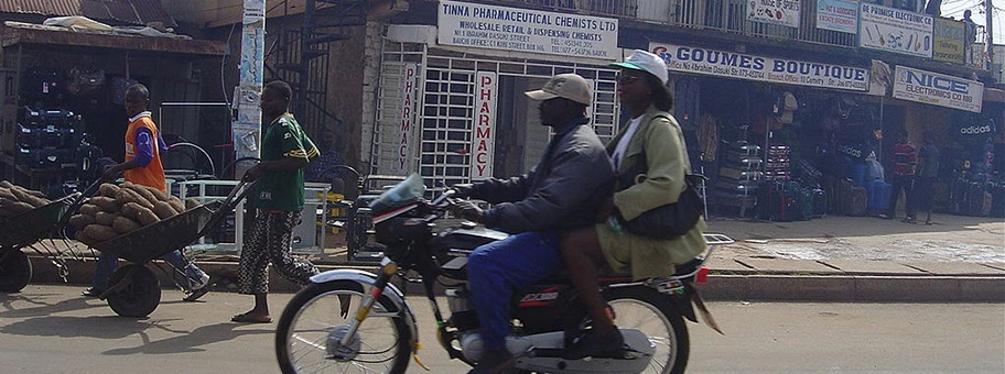 Motorrad in den Strassen von Okada, Nigeria.