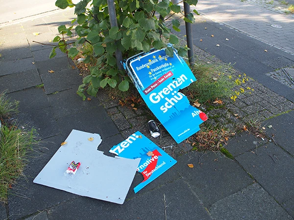 Oldenburg (Oldb), Pferdemarkt: Ein zerstörtes Wahlplakat der Partei "AfD" zur Bundestagswahl 2017.