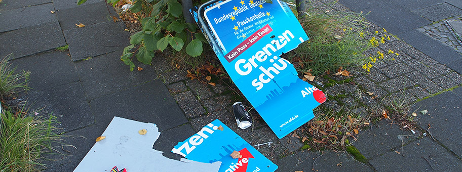 Oldenburg (Oldb), Pferdemarkt: Ein zerstörtes Wahlplakat der Partei 