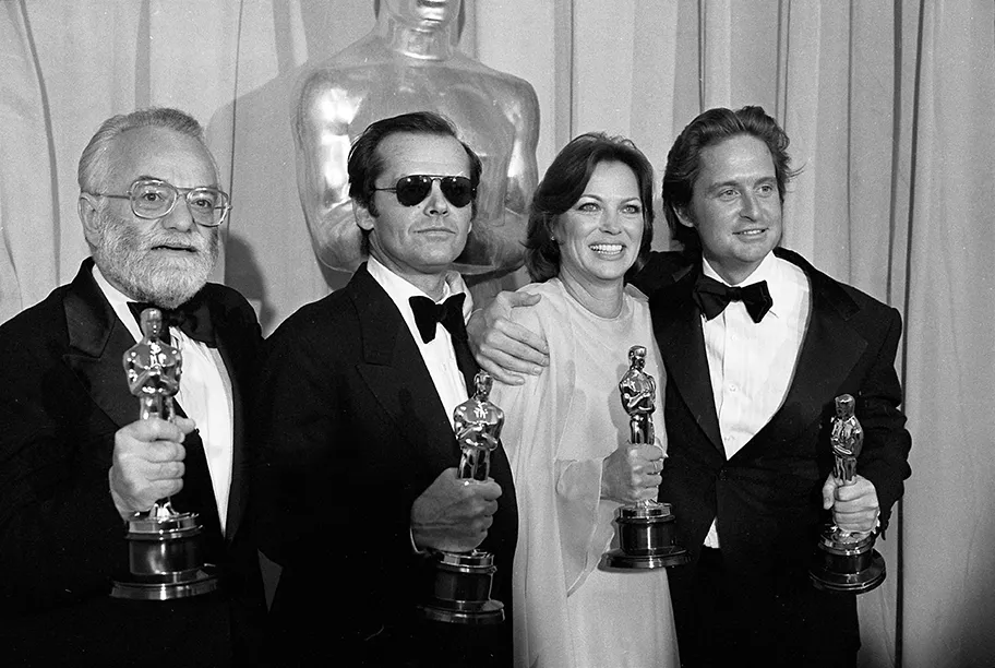 Saul Zaentz, Jack Nicholson, Louise Fletcher und Michael Douglas posieren mit ihren Oscars für «Einer flog über das Kuckucksnest» bei der Oscar-Verleihung 1976 am 30. März 1976.