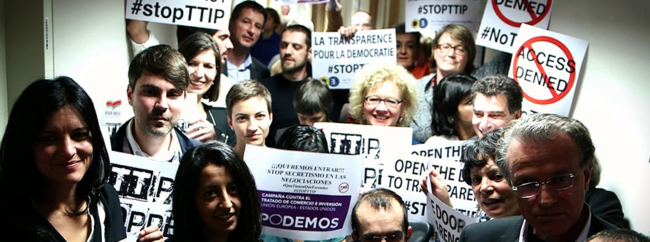 Protestaktion von verschiedenen europäischen Parlamentarier gegen das geplante Freihandelsabkommen TTIP.