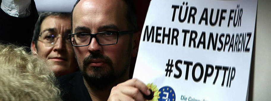Protestaktion von EU-Parlamentarier gegen das Freihandelsabkommen TTIP.