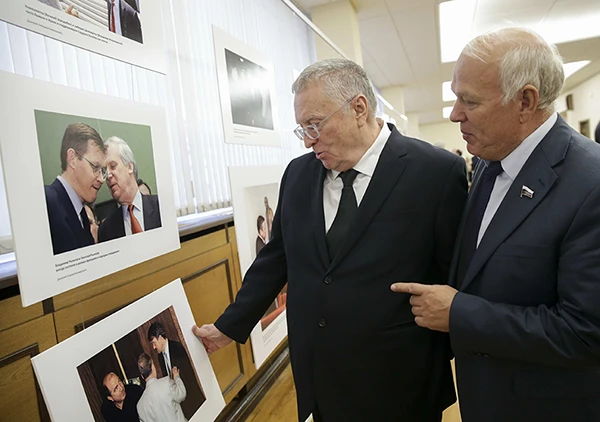 Der Fraktionsvorsitzende der LDPR, Wladimir Schirinowski, und Anatoli Greshnewitsch beim Betrachten eines Bildes von Boris Beresowski, 11. Dezember 2018.