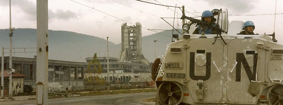 Norwegische UN-Truppen auf der «Sniper-Allee» in Sarajevo im November 1995.