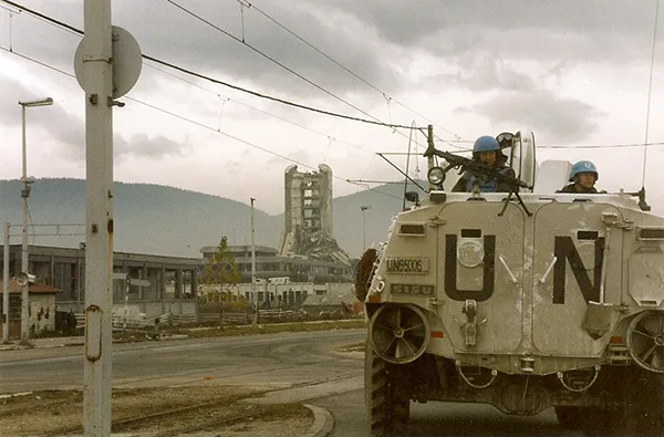 Norwegische UN-Truppen auf der «Sniper-Allee» in Sarajevo im November 1995.