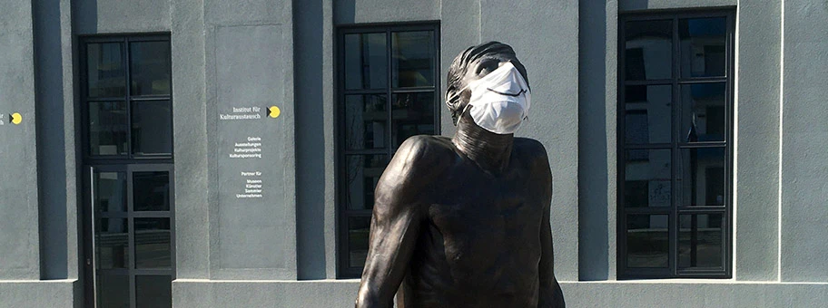 Die Skulptur «Ordinary Man» auf dem Tübinger Egeriaplatz während Corona-Krise, April 2020.
