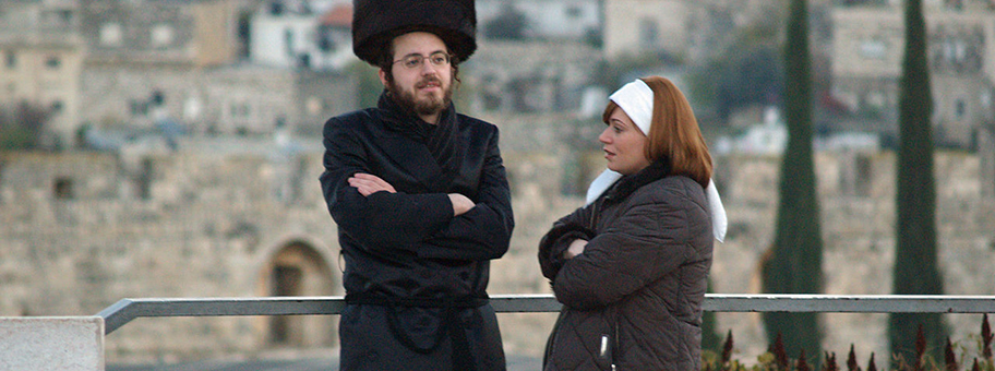 Ultraorthodoxes jüdisches Paar am Sabbat in Jerusalem.