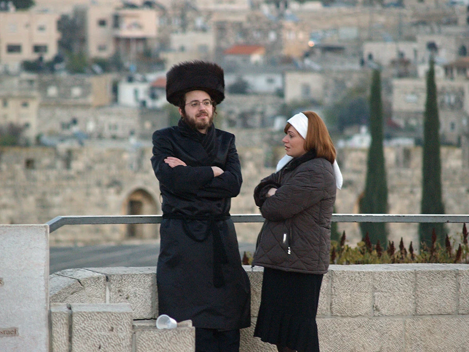 Ultraorthodoxes jüdisches Paar am Sabbat in Jerusalem.